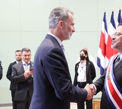 Su Majestad el Rey es saludado por el Presidente de la República de Costa Rica, Rodrigo Chaves, a su llegada a la Antigua Aduana